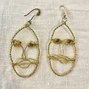 Gold line face earrings
